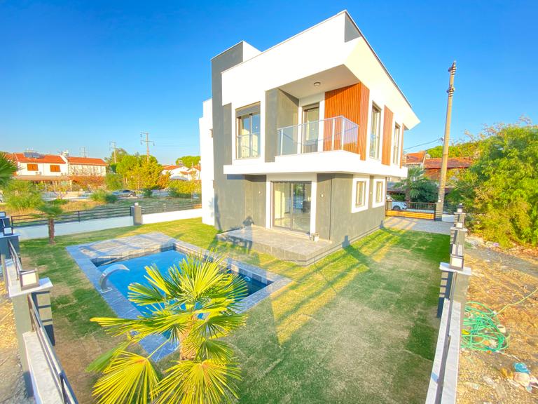 Sığacık Da Tek Müstakil Havuzlu Full Deniz Satılık 4+1 Villa Image 1